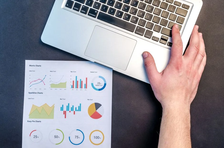 Gros plan sur des mains tapant sur un ordinateur portable affichant un document de planification de contenu, parfait pour du contenu lié au business ou au marketing.