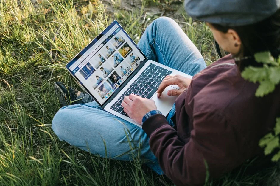 Carnet avec une note sur le contenu généré par les utilisateurs et un clavier, parfait pour la planification et la productivité.
